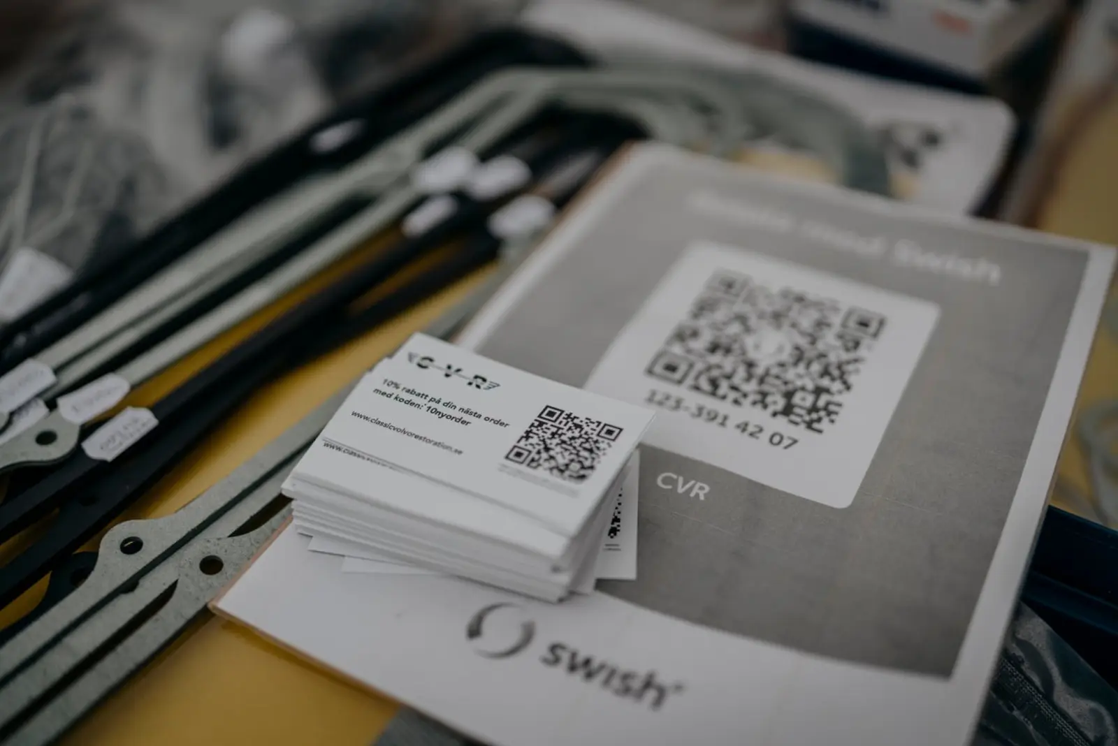Code QR Swish et cartes de visite CVR parmi des joints