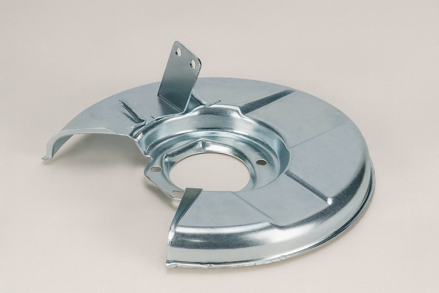 Déflecteur de frein avant gauche